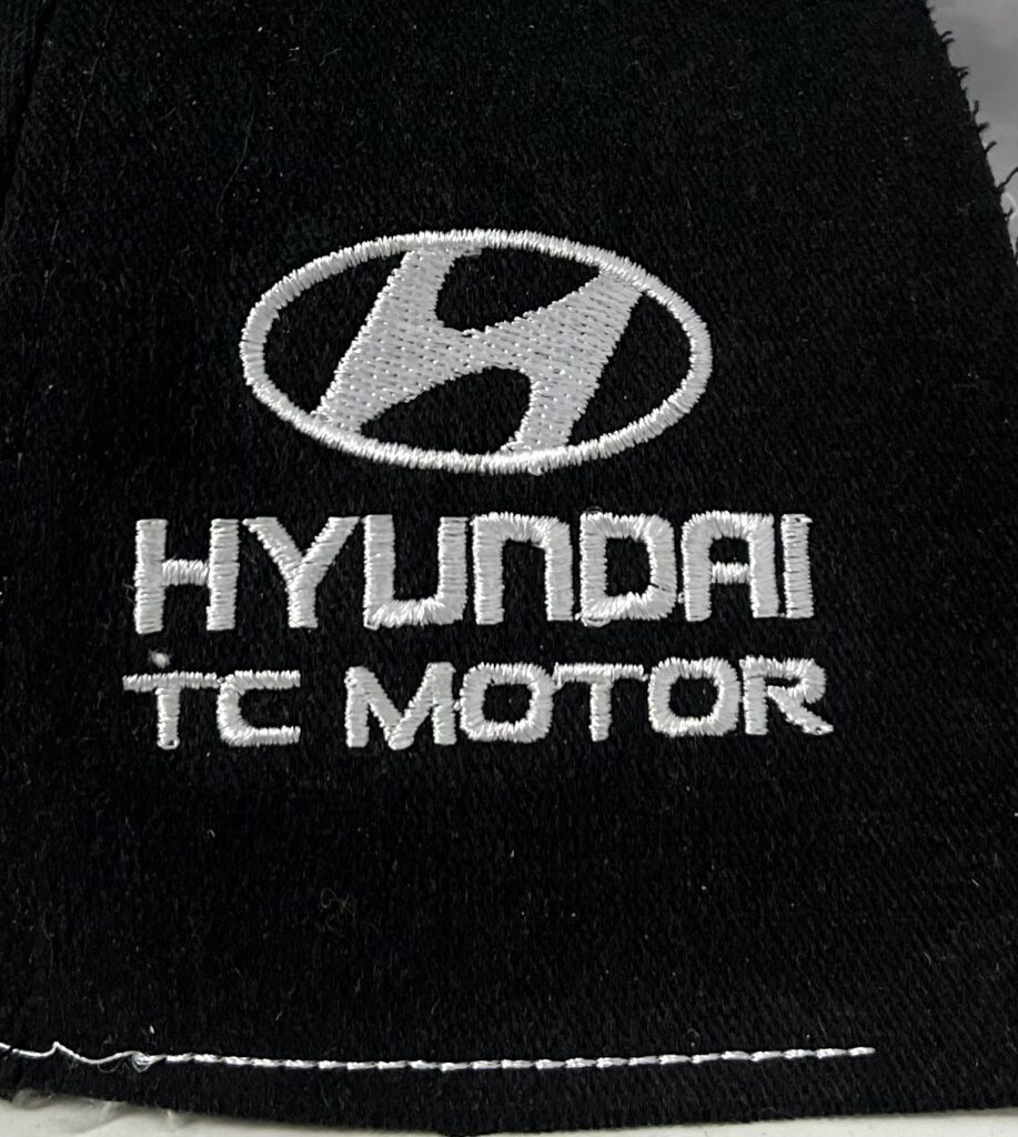 Mau theu vi tinh logo Hyundai 2D tren non dong phuc mau xanh navy