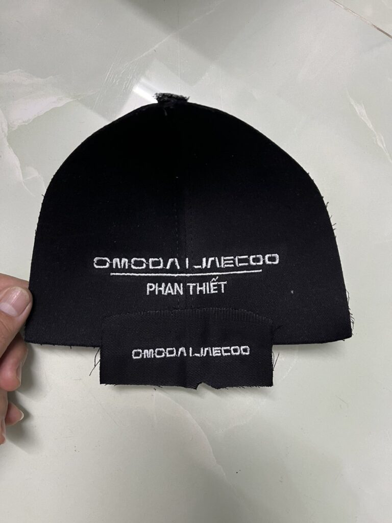 logo omoda theu vi tinh tren non luoi trai